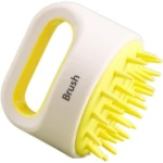 Cepillo de silicona amarillo y blanco para shampoo con cerdas suaves y asa ergonómica.