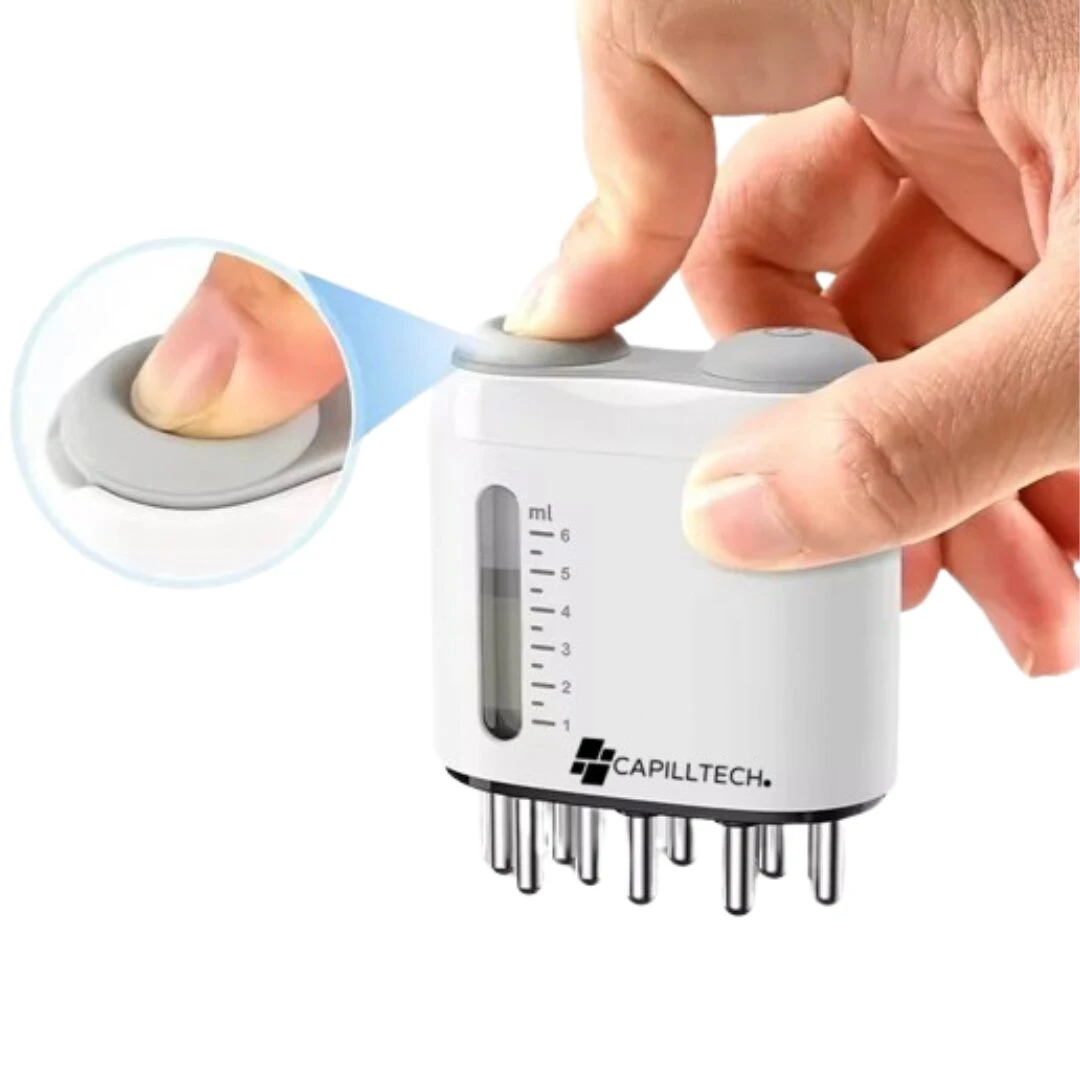 Masajeador capilar blanco portátil con aplicador de líquido y dientes metálicos, medidor de ml visible.