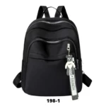 Morral negro de dama en tela, diseño minimalista, con cremalleras plateadas y llavero de oso blanco y negro con tira "HOMME + FEM". Ref198-1.