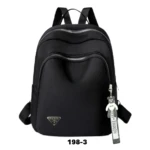Morral negro liso para dama, estilo casual, con cremalleras plateadas y dije de oso con etiqueta "HOMME + FEM". Ref 198-3.