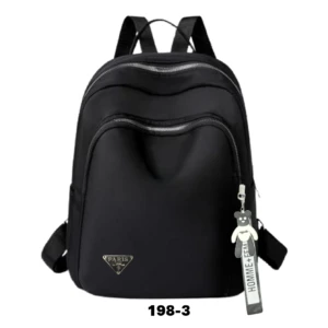 Morral negro liso para dama, estilo casual, con cremalleras plateadas y dije de oso con etiqueta "HOMME + FEM". Ref 198-3.