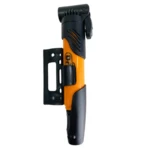 Mini bomba de aire portátil, inflador compacto color naranja y negro, con soporte de montaje para bicicleta.