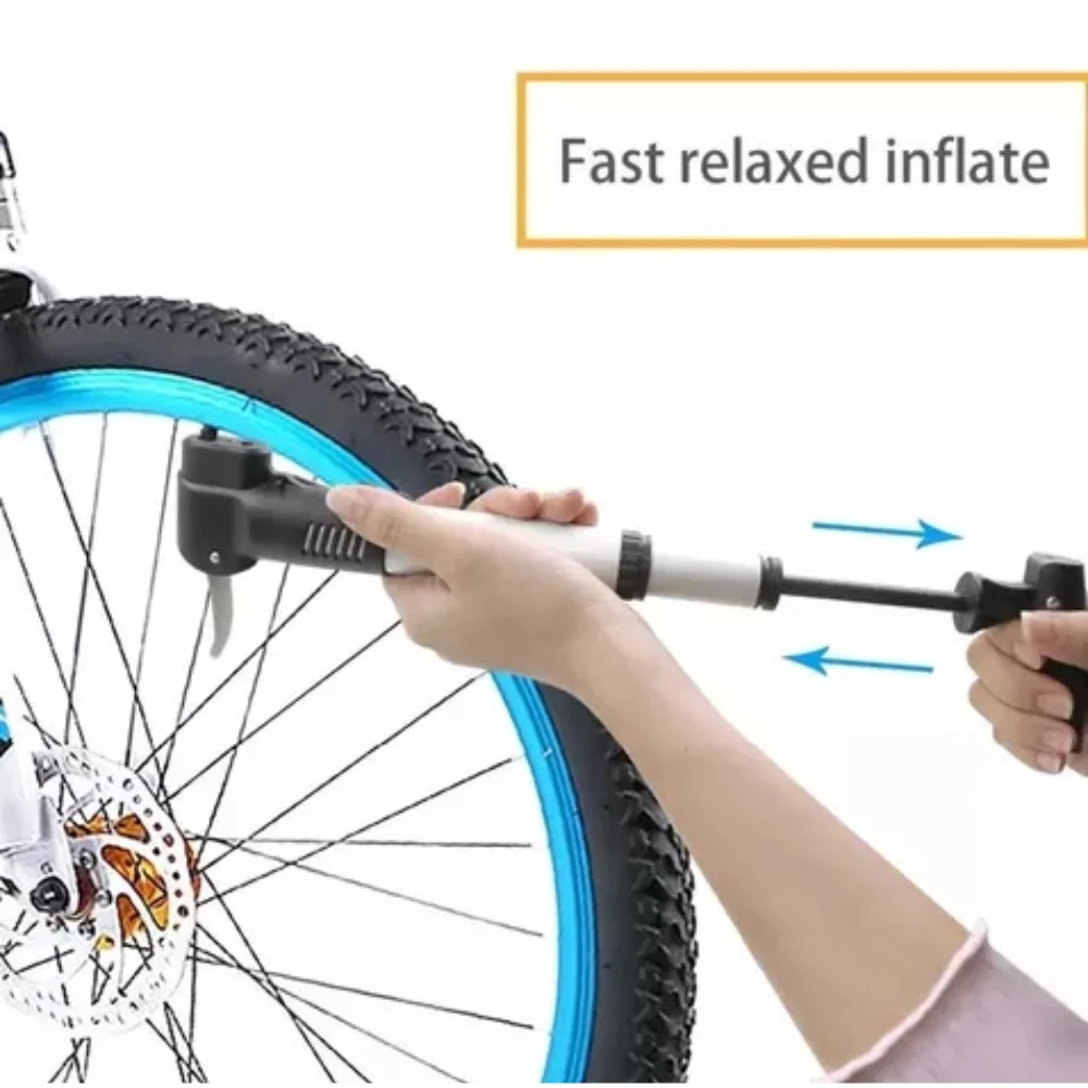 Mano inflando llanta de bicicleta con rin azul y freno de disco usando una mini bomba de aire portátil.