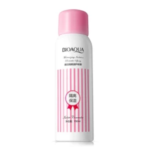 Spray protectora Bioaqua blanco con tapa rosa. Dice "Moisturizing Isolation Protective Spray". Contenido neto 150ml.