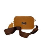 Bolso bandolera pequeño color miel, textura cocodrilo, correa ancha marrón oscuro, placa dorada Karla Chacon.