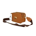 Bolso bandolera rectangular Karla Chacón Evah color miel, textura cocodrilo, herrajes dorados y correa ancha marrón. Etiqueta visible.