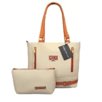 Bolso tote beige Karla Chacon con herrajes dorados y detalles en café, incluye cosmetiquera a juego.