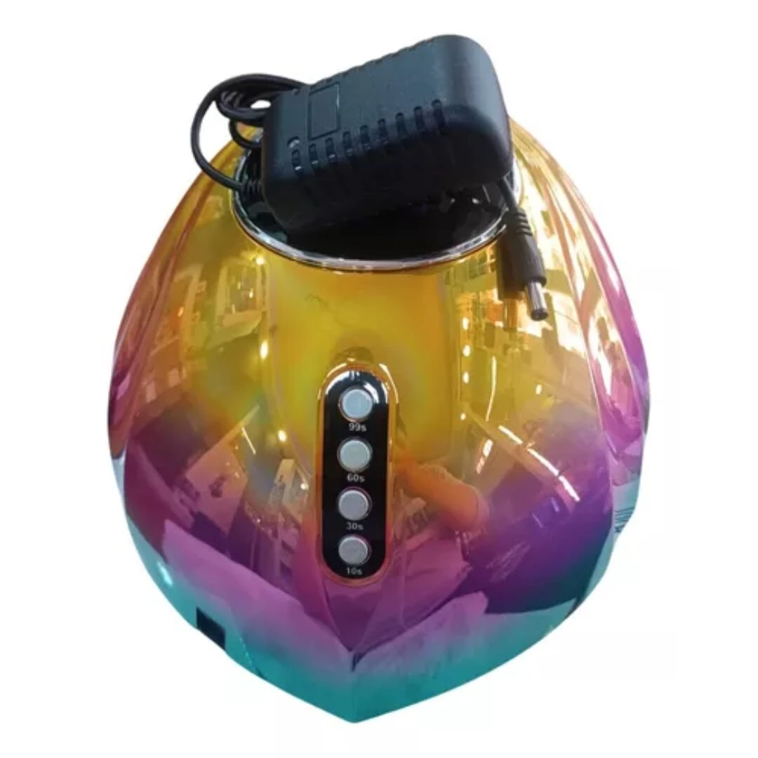 Lámpara secadora de uñas UV LED 120W con acabado tornasol, panel de control de 10s, 30s, 60s y 99s, incluye adaptador de corriente colocado encima.