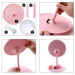 Espejo led touch inalámbrico rosa con accesorios de montaje y dos brochas de maquillaje.