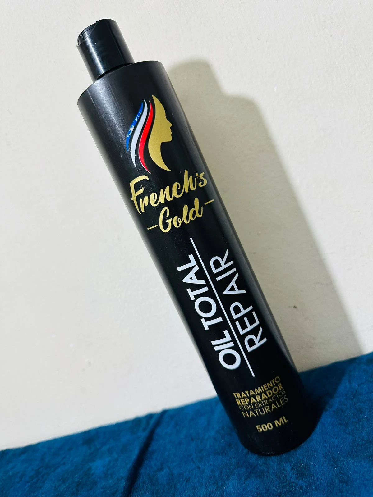 Botella negra con etiqueta dorada "French's Gold", tratamiento capilar Oil Repair 500ml.