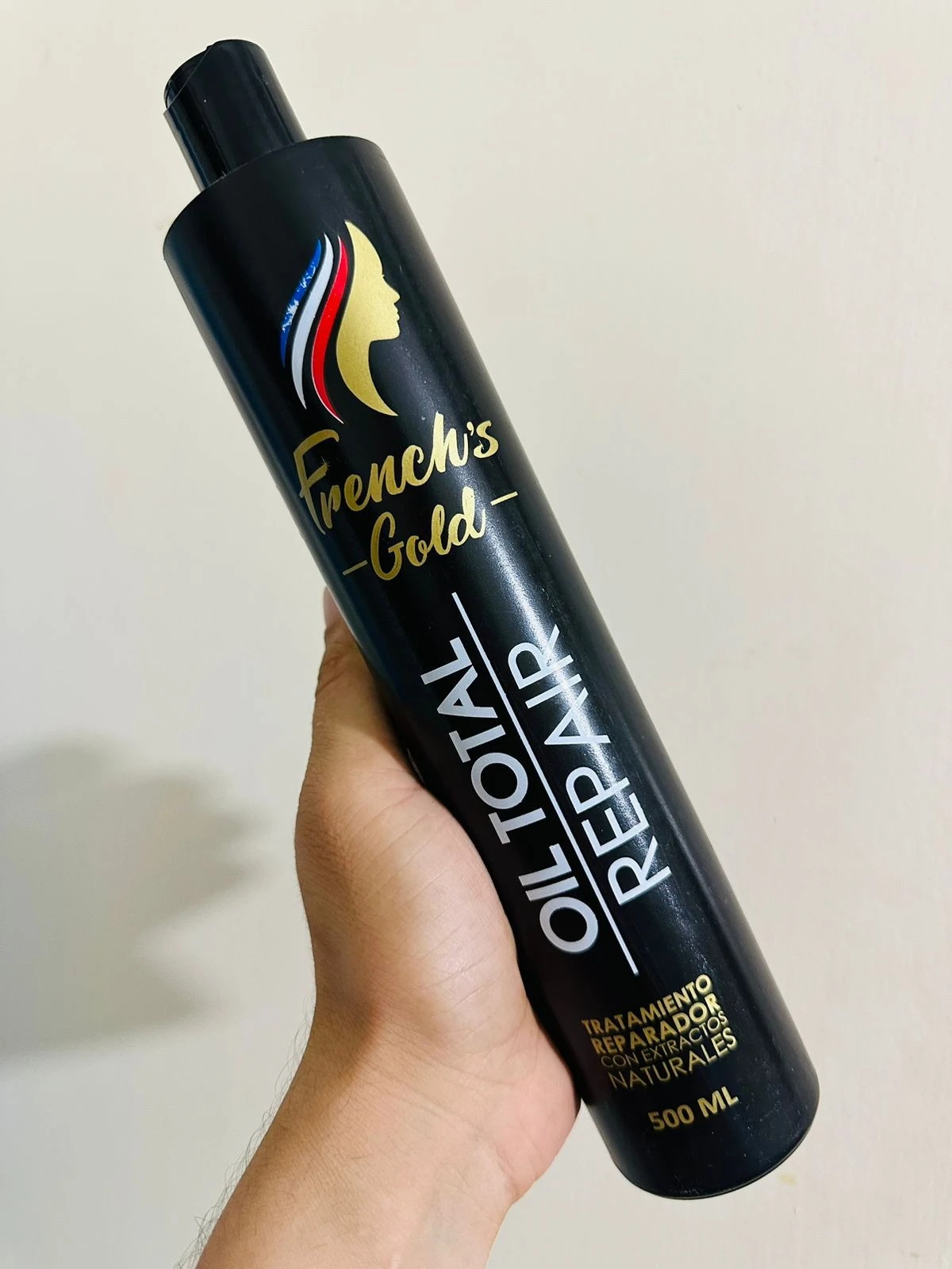 Botella negra de 500ml French's Gold Oil Total Repair, para cabello, con logo dorado y tapa.