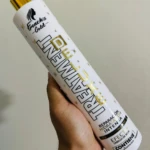 Tratamiento capilar blanco con letras doradas "Treatment", contiene ácido hialurónico.