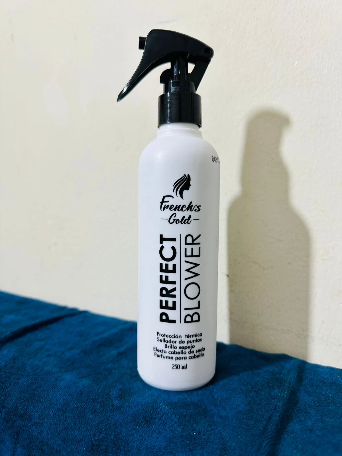 Termo protector capilar French's Gold en envase blanco con atomizador negro, 250ml.