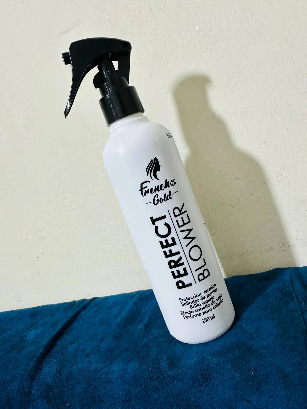 Spray blanco French's Gold Perfect Blower 250ml para proteger del calor y sellar puntas.
