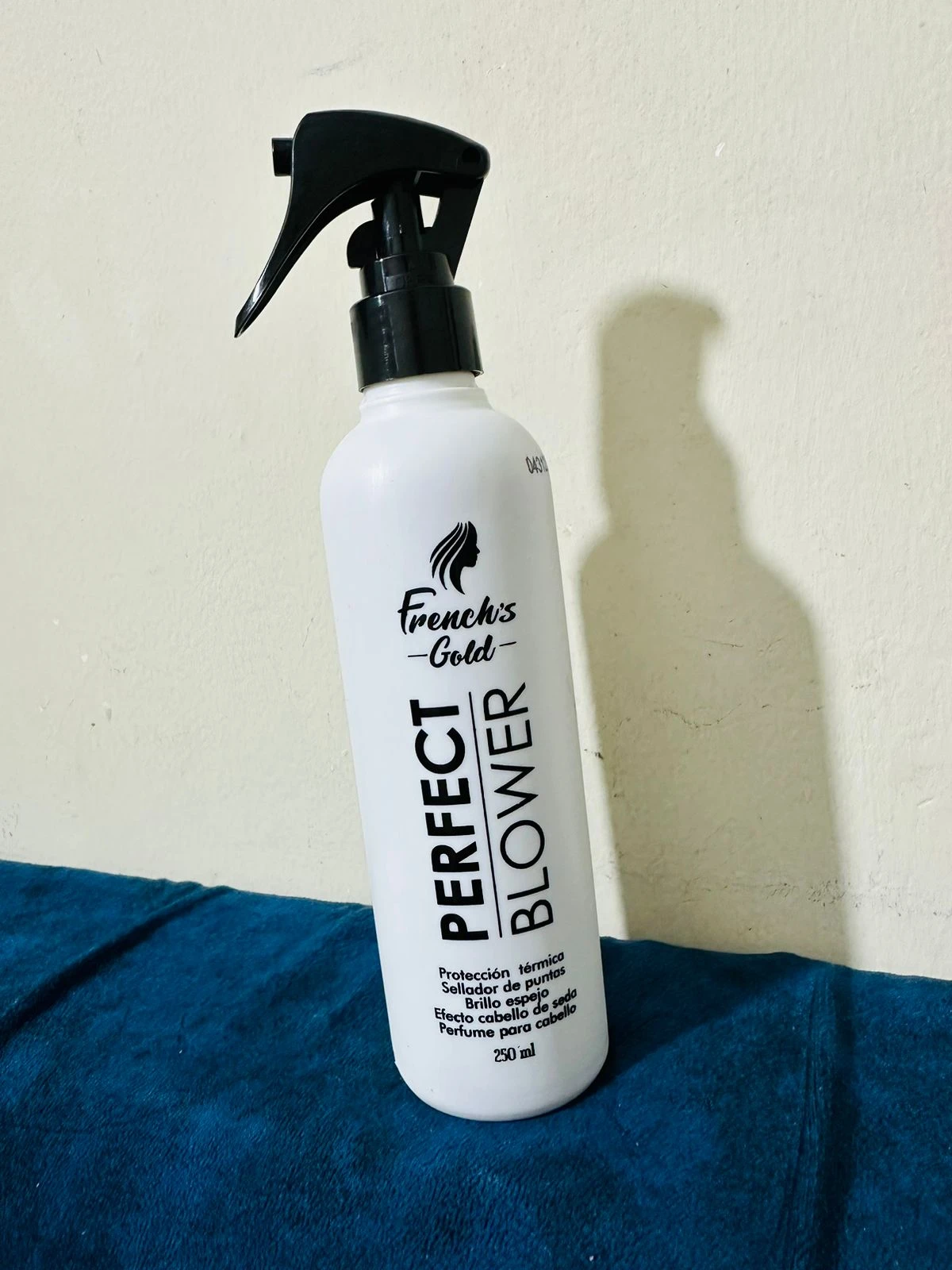 Botella blanca de spray termo protector capilar French's Gold Perfect Blower, 250ml, para sellar puntas y dar brillo.