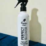 Botella blanca de French's Gold Perfect Blower 250ml con atomizador negro, sella puntas y da brillo.