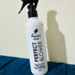 Termo protector capilar French's Gold Perfect Blower, botella blanca con atomizador negro, para sellar puntas y dar brillo.
