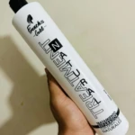 Botella blanca de tratamiento capilar French's Gold 500ml con texto negro.