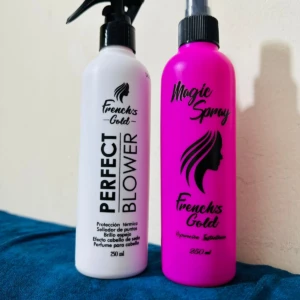 Dos botellas de spray capilar, una blanca "Perfect Blower" y otra fucsia "Magic Spray", ambas French's Gold.