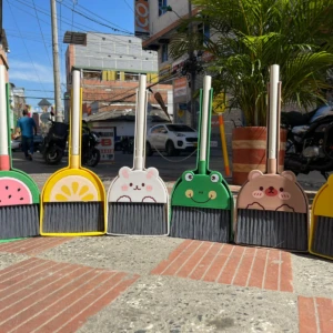 Set de escoba y recogedor con diseños infantiles de frutas y animales en colores vivos, perfecto para limpieza.
