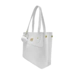 Bolso tote blanco de cuero sintético, estilo clásico, con herrajes dorados y un dije de pompón blanco colgante.