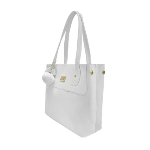 Bolso tote blanco de cuero sintético, estilo clásico, con herrajes dorados y un dije de pompón blanco colgante.