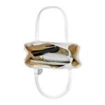 Vista superior de Bolso Dama Gema blanco con interior forrado beige, mostrando cierre abierto con neceser blanco y objetos negros.