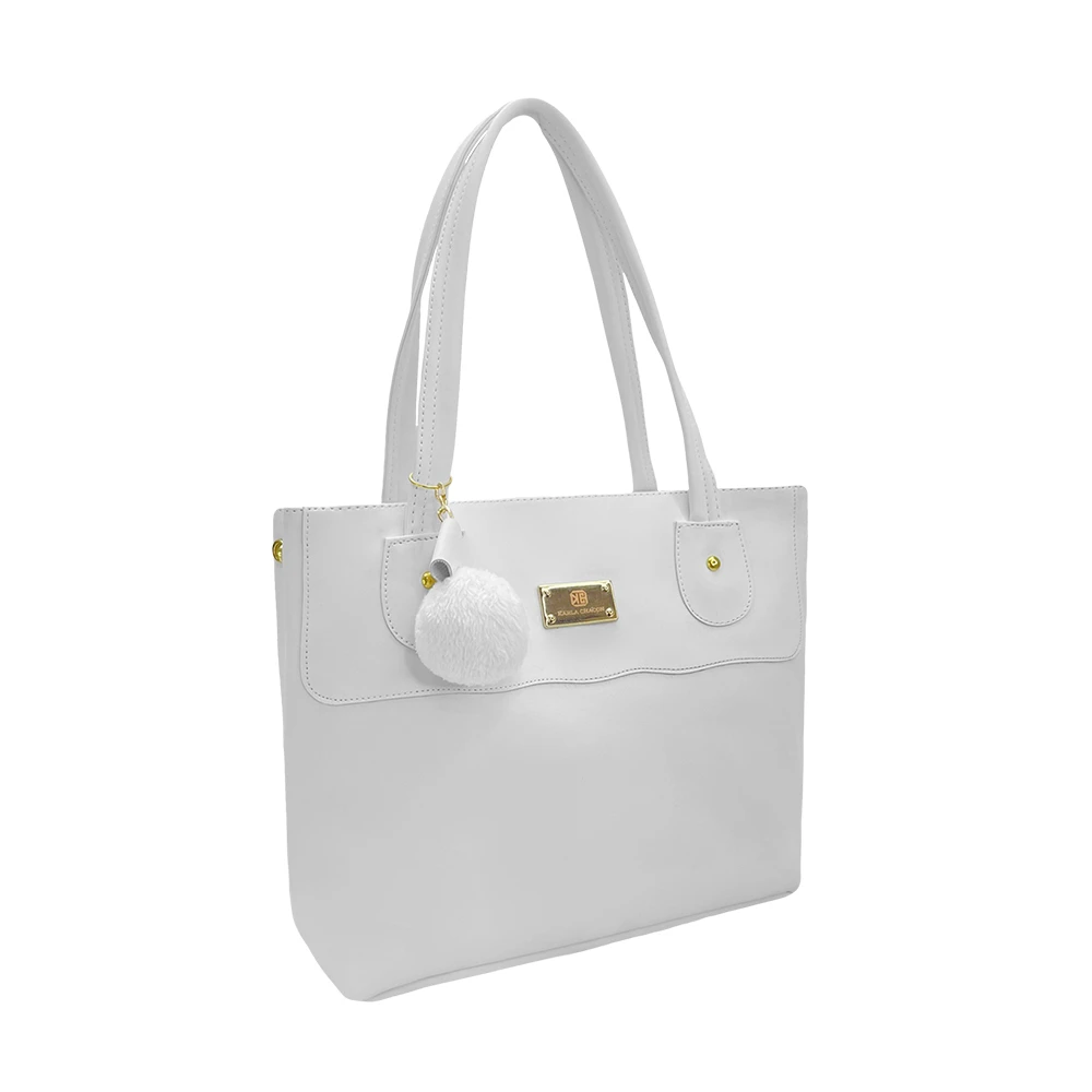 Bolso dama tote blanco piel sintética, asas largas, herrajes dorados y pompón peluche colgante.