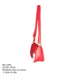 Bolso de dama rojo, modelo Lara, visto de perfil, con correa ajustable y etiqueta de marca visible. Medidas: 22cm ancho x 16cm alto.