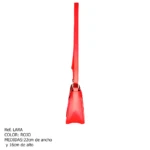 Bolso de mano rojo, visto de perfil, con correa larga. Medidas: 22cm de ancho y 16cm de alto.