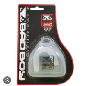 Protector bucal Bad Boy Pro para adultos (edad 11+), blanco, termoformable, en empaque blister transparente con fondo negro.