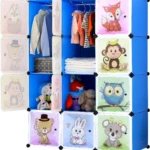Armario organizador azul de 9 cubos con dibujos infantiles, ropa colgada y peluches.