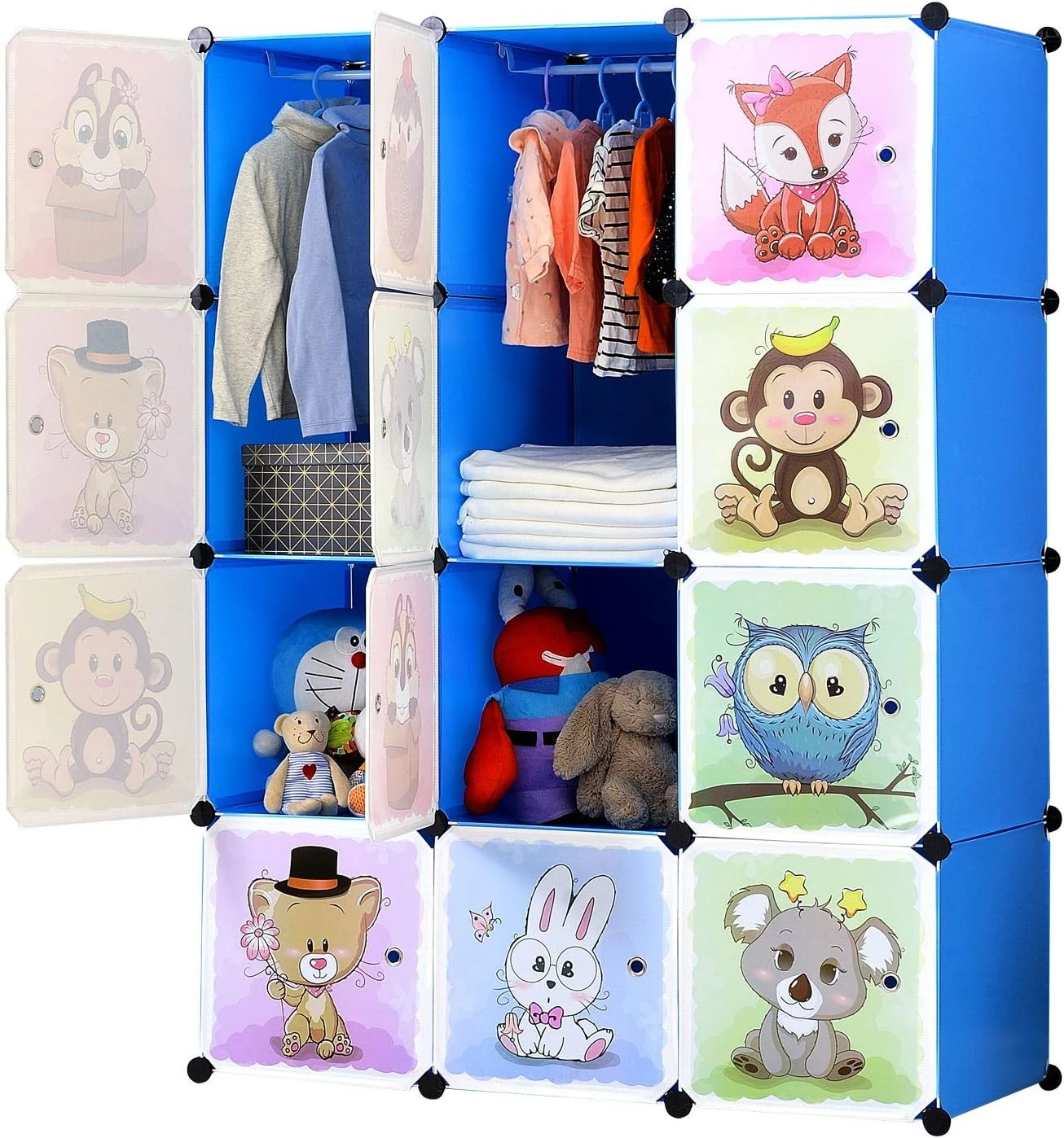 Armario organizador azul de 9 cubos con dibujos infantiles, ropa colgada y peluches.