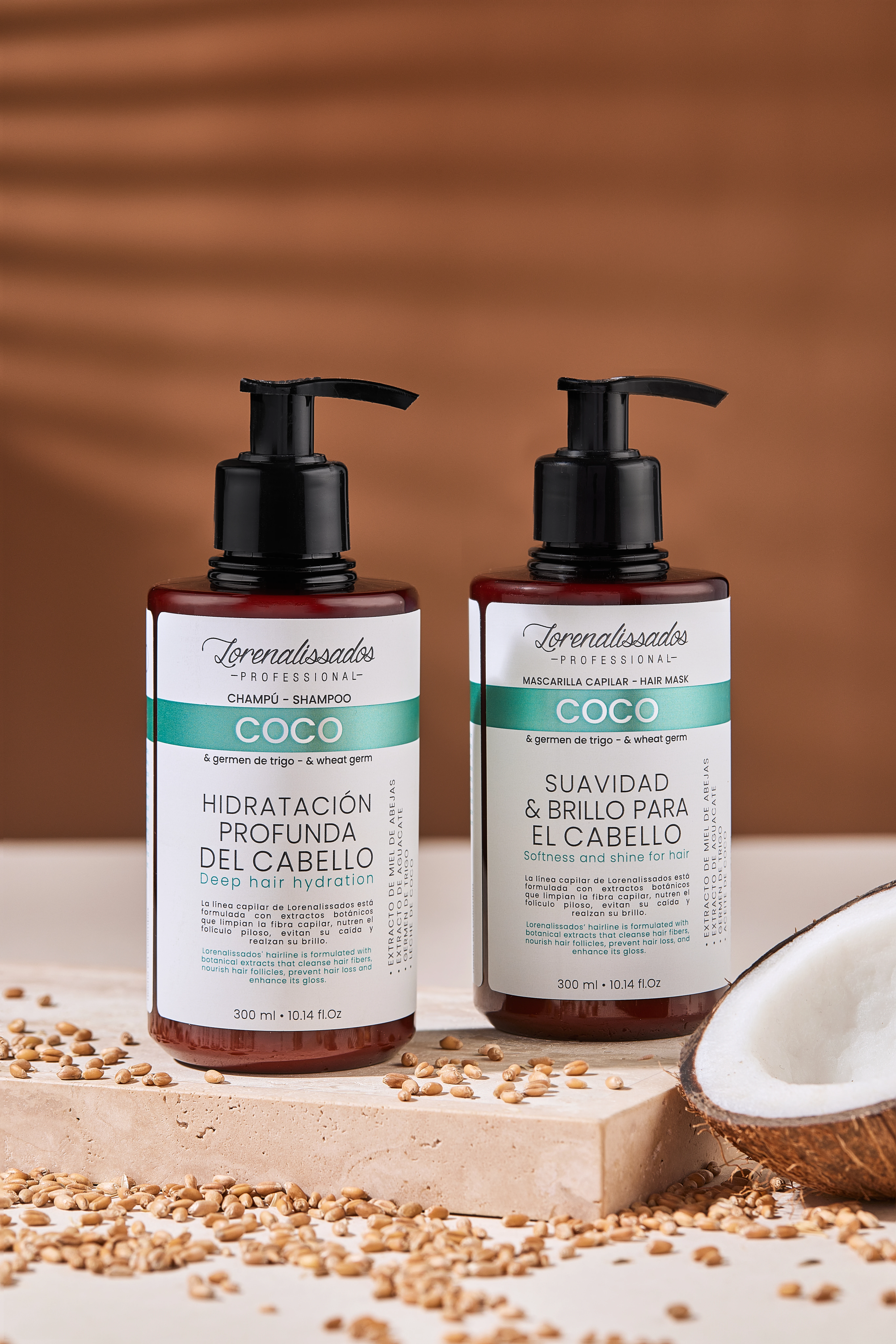 Dos frascos de coco con dispensador, uno shampoo y otro mascarilla, para cabello con trigo y aguacate.