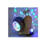 Juguete caracol musical de color beige con carcasa iluminada por luces LED de colores proyectando destellos sobre una superficie blanca.