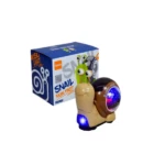 Juguete musical con forma de caracol color café con luces LED, junto a su caja de empaque con diseño y detalles de movimiento para bebés.