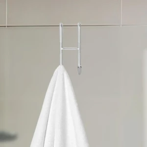 Gancho cromado para puerta, ideal para colgar toallas en baño o cocina.