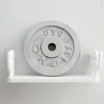 Estante blanco con peso de disco de 5kg y soportes de cactus, ideal para almacenamiento.