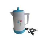 Cafetera eléctrica Universal Royal blanca con tapa y base azul, decorada con flores, ideal para preparar café.