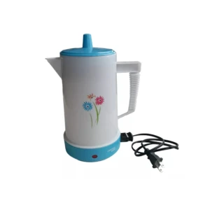 Cafetera eléctrica Universal Royal blanca con tapa y base azul, decorada con flores, ideal para preparar café.