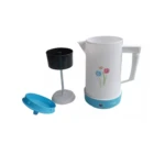 Cafetera eléctrica blanca Universal Royal con base azul, asa y filtro para café.