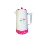 Cafetera eléctrica blanca con tapa y base rosa, decorada con flores, mango blanco y símbolo de encendido.