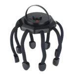 Masajeador de cabeza eléctrico negro con tentáculos flexibles, botón de encendido rojo y asa superior.