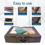 Organizador de ropa gris con asas reforzadas, fondo lavable y cremallera duradera.