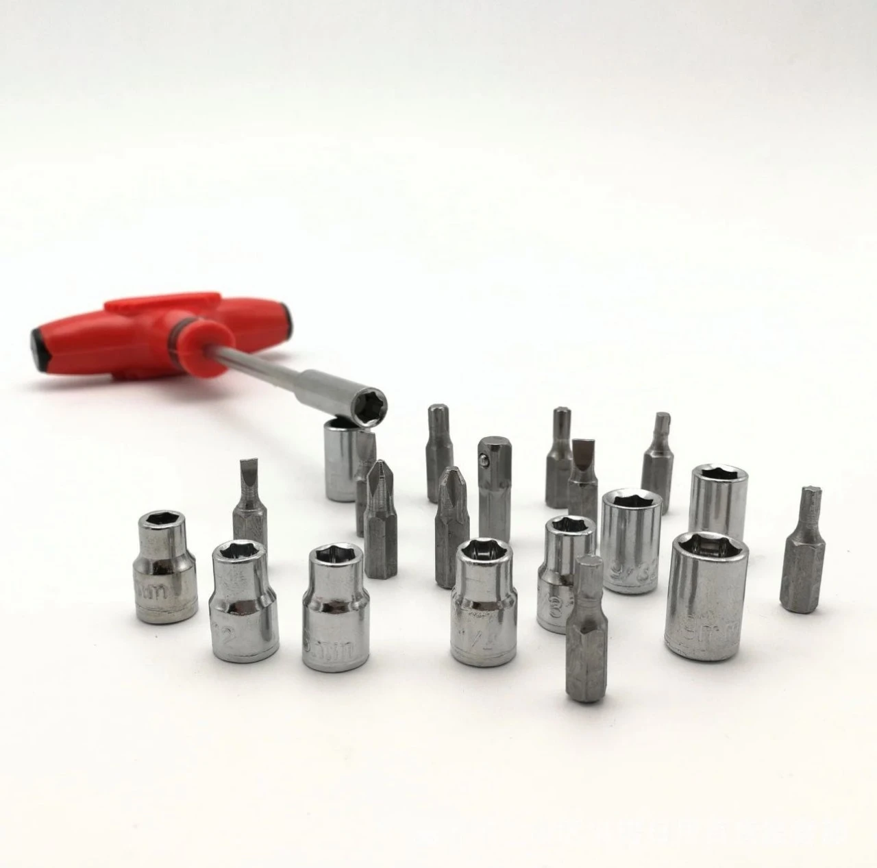 Destornillador en T rojo con juego de copas y puntas imantadas metálicas.