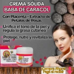 Crema sólida Baba de Caracol con Placenta y Pétalos de Rosa, unifica el tono y revitaliza la piel. Se ve un frasco junto a su caja.