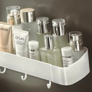 Repisa lineal blanca para baño con envases de cosméticos, estilo moderno, ideal para organizar productos de cuidado personal.