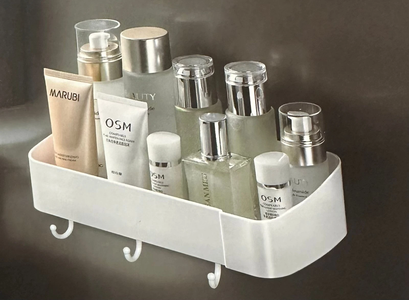 Repisa lineal blanca para baño con envases de cosméticos, estilo moderno, ideal para organizar productos de cuidado personal.