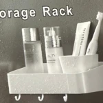Repisa lineal blanca para baño con dosificador, loción y cepillo de dientes, sujeta con ventosas.