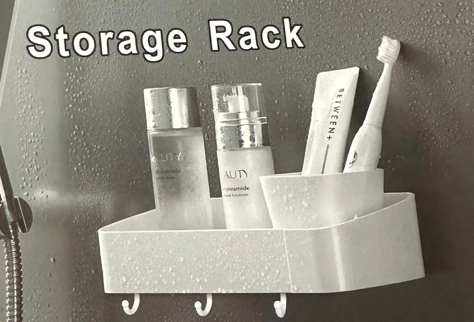 Repisa lineal blanca para baño con dosificador, loción y cepillo de dientes, sujeta con ventosas.